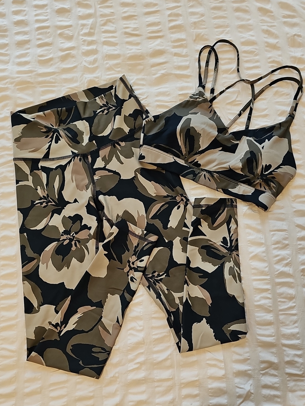 Old Navy Olive, Navy & Cream Size S Strappy Sports Bra & Size XS Leggings Set